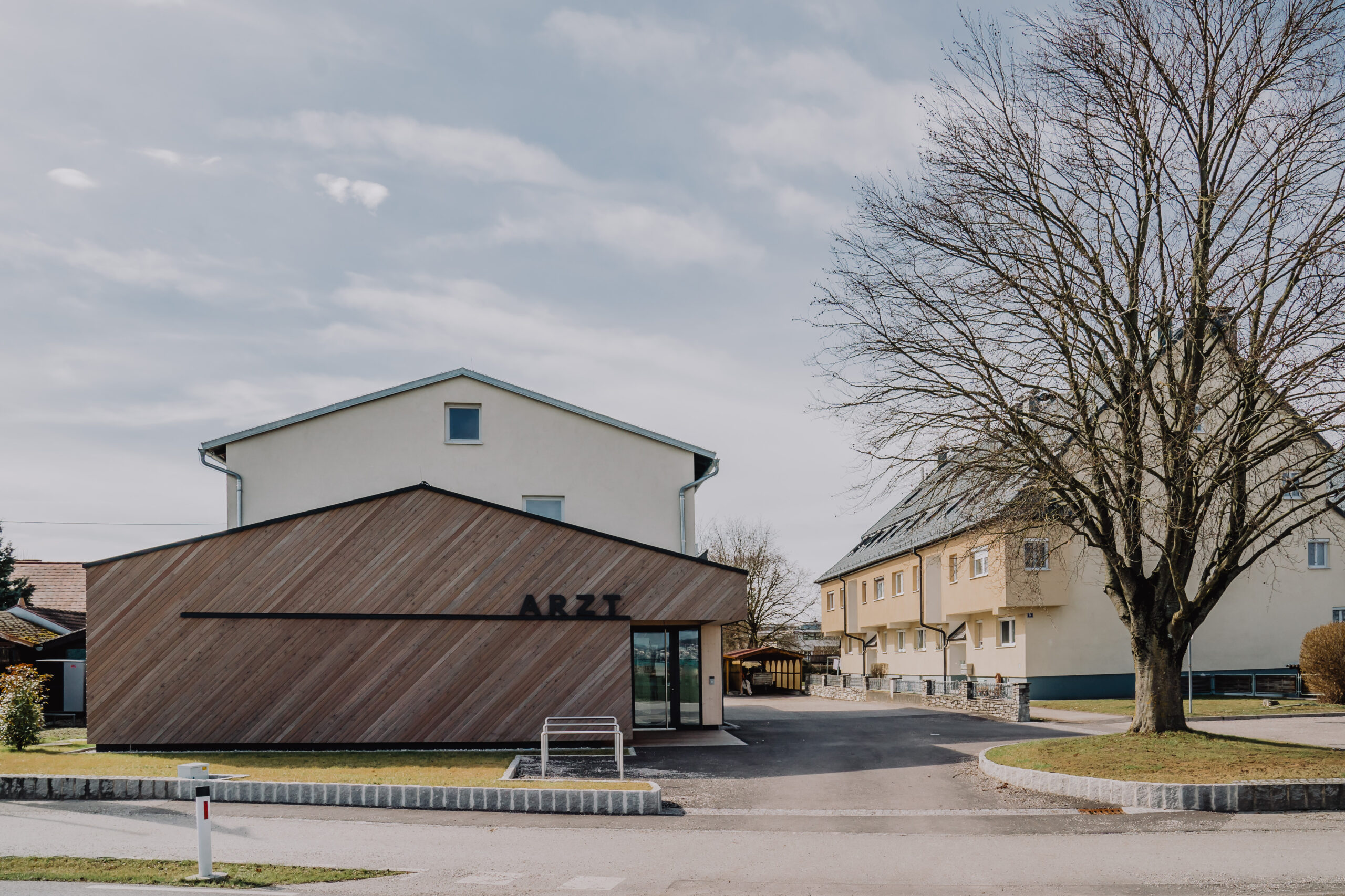 Arztpraxis-Ennsdorf-Aussen-01©Martina-Oberlehner
