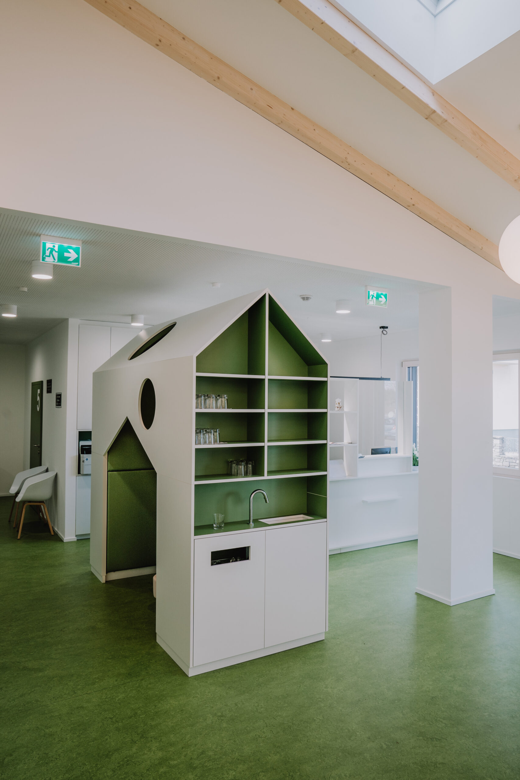 Arztpraxis-Ennsdorf-Kinderhaus-Empfang©Martina-Oberlehner